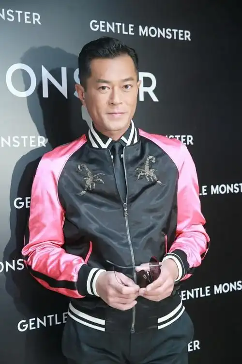 可以学学古天乐,将自己的头发全部往后梳,梳成一个大背头的形式,这样