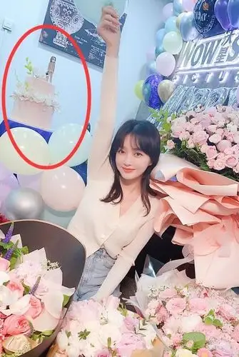 有种"炫富"叫秦岚生日,人家蛋糕上放水果,她的让人没见过世面