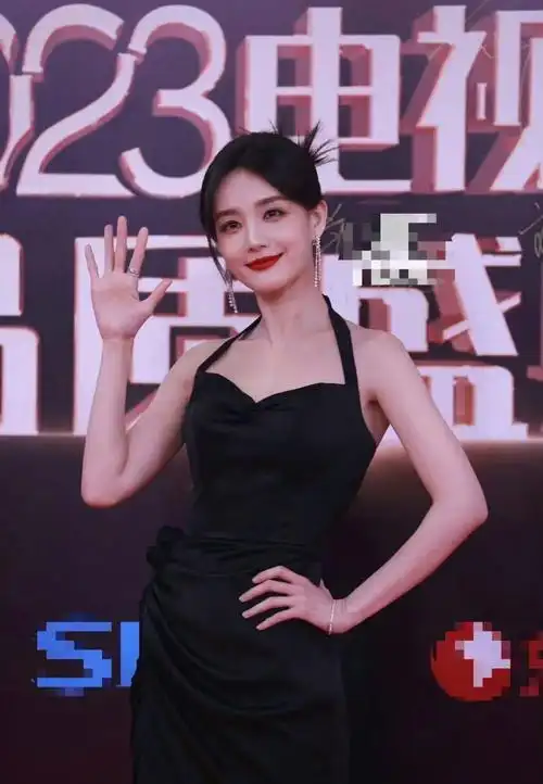 李一桐的锁骨和吊带裙简直是完美配合,很好地凸显她的好身材.