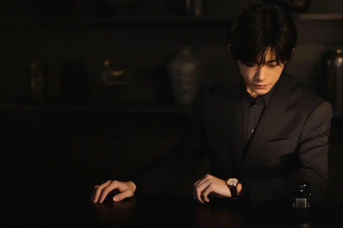 年底了  jys很给力啊 鸟们该换壁纸啦##易烊千玺 #西装 - 抖音