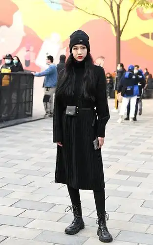 街拍组图街头的时尚美女用黑丝经典告别2020迎接新的一年