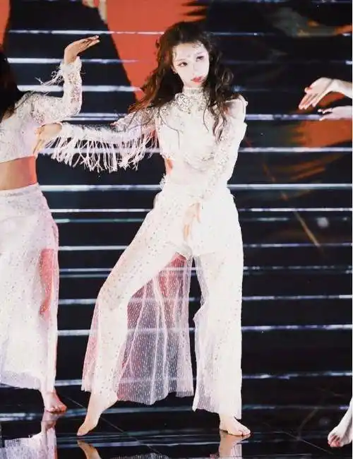 姜贞羽白衣赤足,露腰装展示完美腰身,仙气中还有点异域时尚_气质_设计