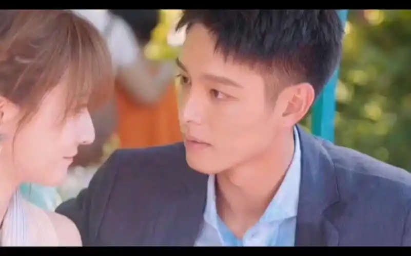 厉腾要带阮念初去开房哈哈念初为了证明是不是lee泼了厉腾一身水没