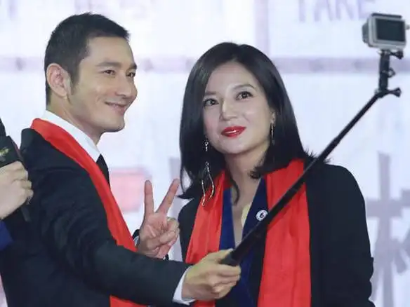 赵薇,黄晓明母校校庆 110公尺超长红毯上嗨玩自拍!