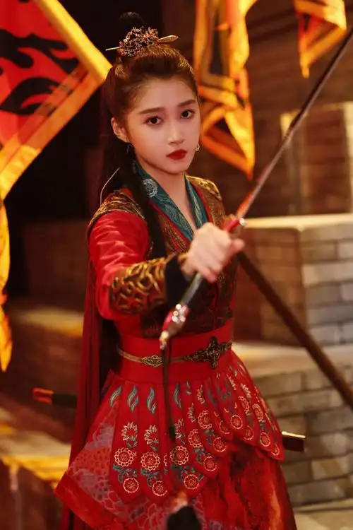 关晓彤写真大片曝光一身红色古装酷飒感十足