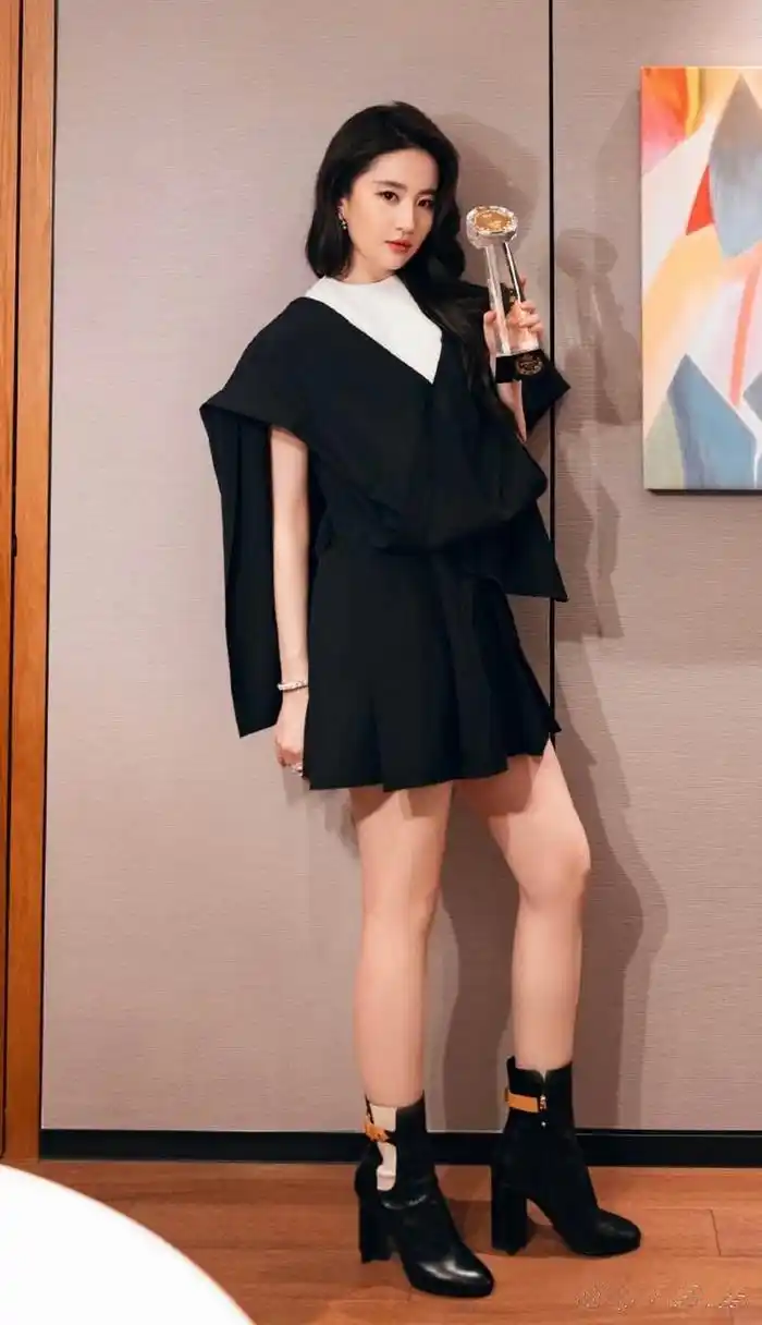 刘亦菲高跟短靴亮相澳门电视节,美腿仙女!