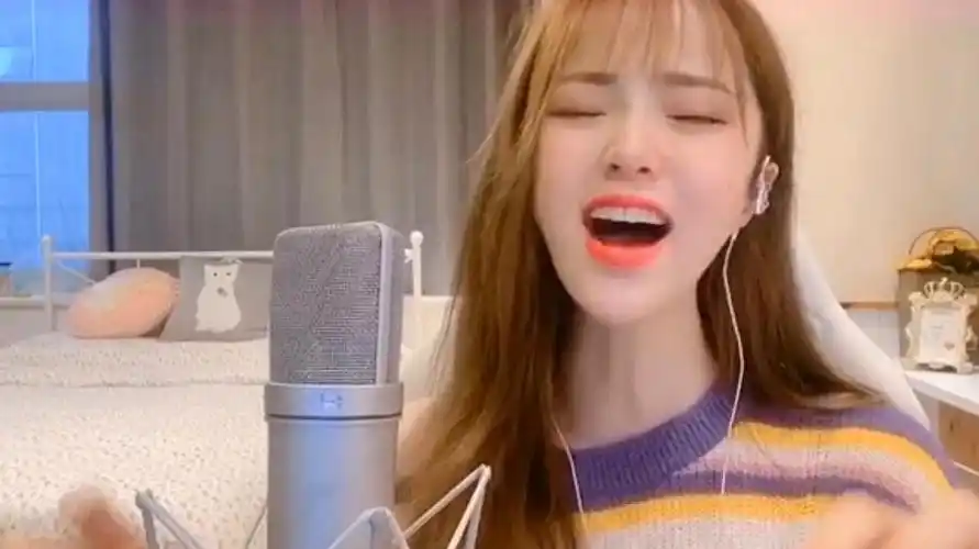 网红美女思思翻唱《听心》,网友:不感冒都唱不出这烟嗓