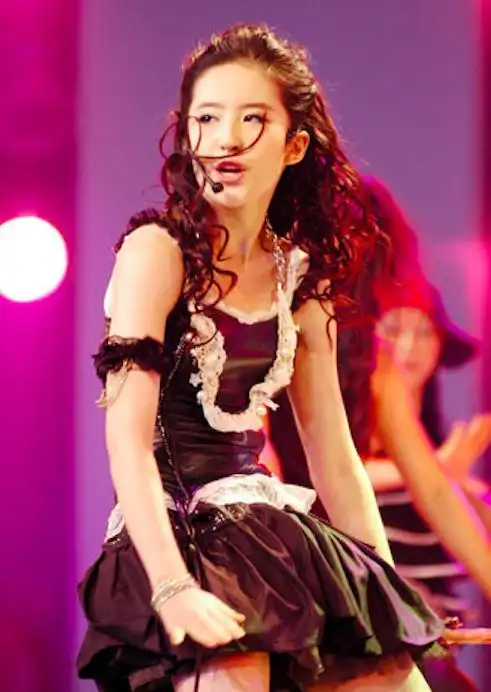 刘亦菲早年舞台跳舞着装火辣身材性感不是天仙是性感尤物