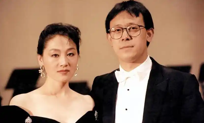 王姬,姜文《北京人在纽约》剧照王小平冒着被学校开除的风险,动不动