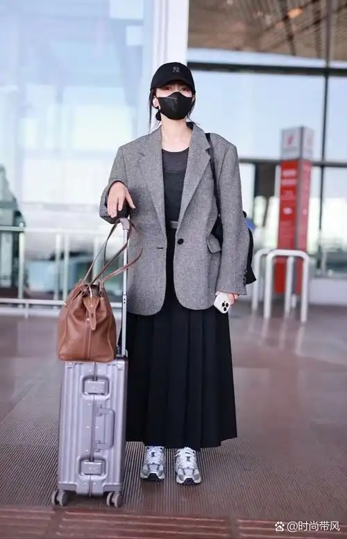 高圆圆穿衣越来越时髦,走机场穿"大哥"廓形西装,搭配黑色百褶裙,柔美