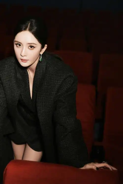 杨幂超话黑色西装搭配复古翡翠,果敢大气,男装穿出女王范!