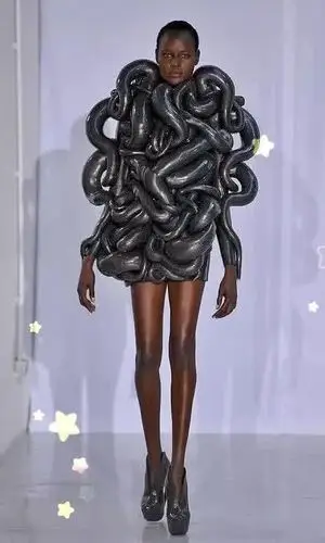 相信很多人都有这么一个疑惑,那就是t台秀展现的衣服和设计师感觉奇