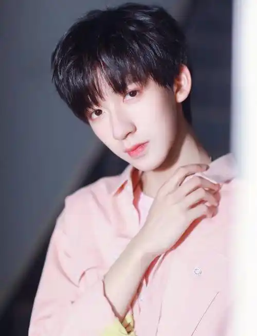 贺峻霖女装,贺峻霖女装视频花絮-第2张图片-潮百科