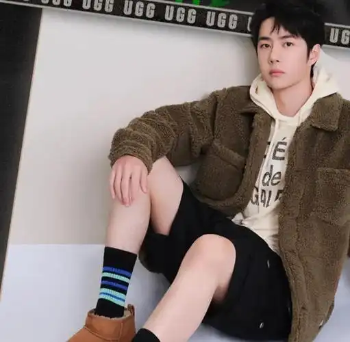 王一博露腿拍广告疤痕腿毛明显网友戏称粉丝火眼金睛