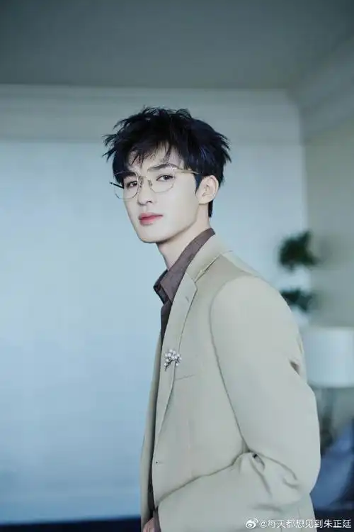 屏壁纸|朱正廷体验极限最高冰上运动攀冰|朱正廷新剧机车造型|朱正廷