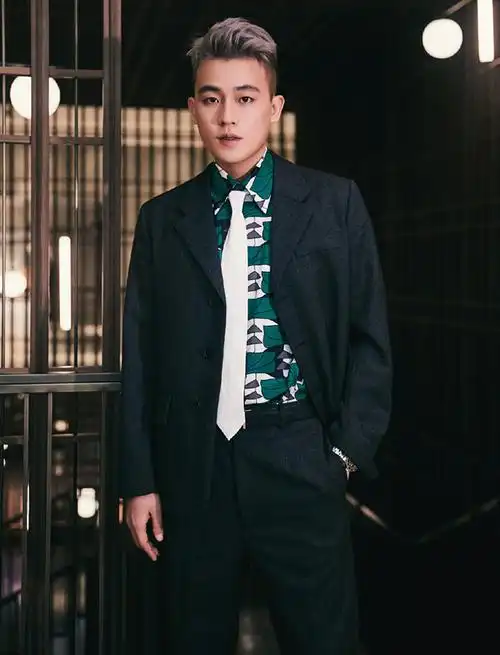 欧豪怎么这么时髦将头发染成灰白色西装搭衬衫怎么看怎么帅