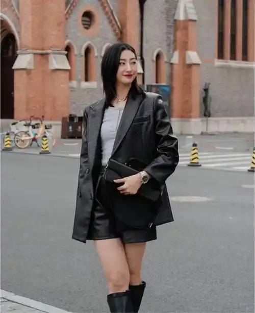 微胖代表张靓颖,穿"黑西装 长靴"气场全开,抬头挺胸走路带风_黑色