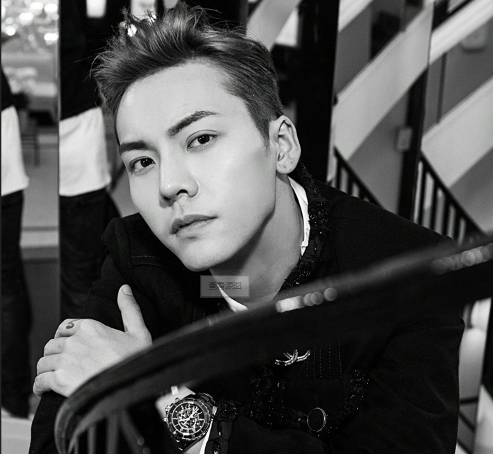 《南方有乔木》开播,陈伟霆性感背影照,迷妹们又被圈粉了!