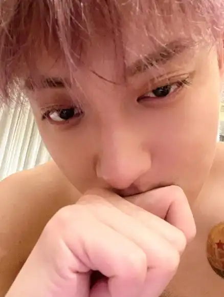 黄子韬晒光膀子自拍照意外露出胸口龙珠纹身被网友评价太油腻