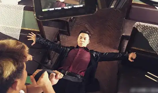 释小龙曝"小丑照" 庆祝《突围》杀青