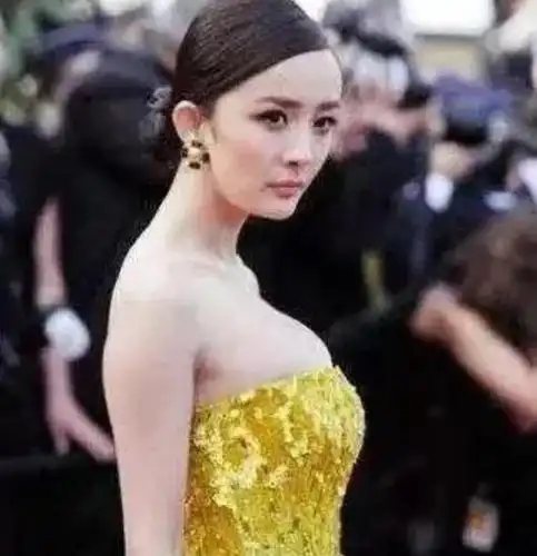 杨幂仪态问题严重!穿露背礼服脖子前倾驼背,女神气质全无!