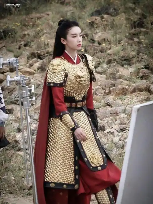 穿上盔甲就是英姿飒爽的女将军,脱掉盔甲,一袭红衣也热情似火.