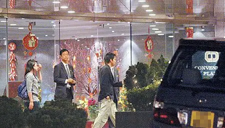 霍启山与妙龄女过新年(组图)