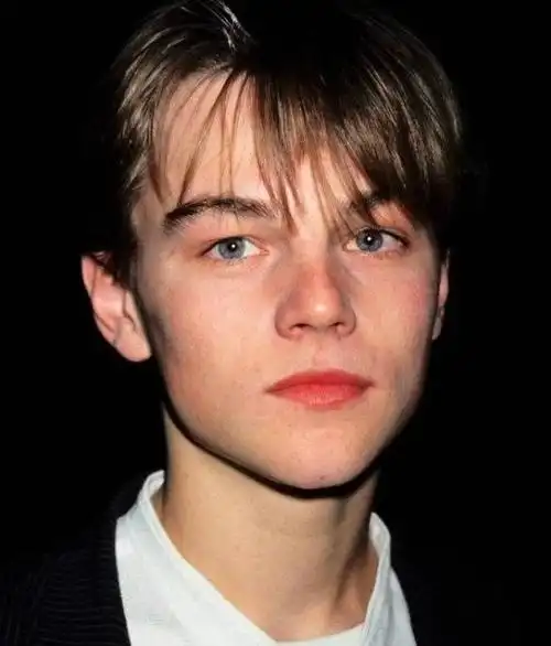 小李子又去海边戏水,肚子醒目,只是女友的身材是真实存在的吗