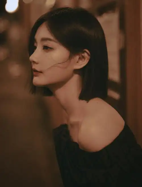 时尚##李一桐短发夜景氛围感随拍