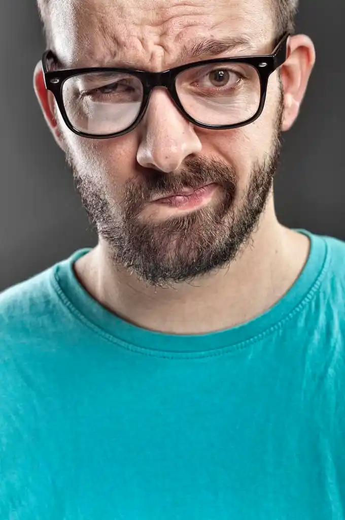 戴眼镜的男人,一个年轻的成年男子留着胡子,戴着眼镜的肖像