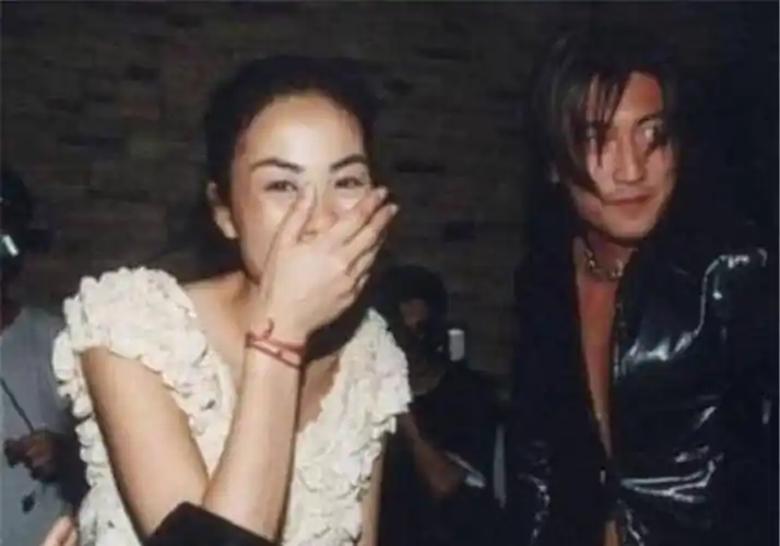 原创情变谢霆锋独自一人听路人唱歌尽显落寞王菲与小鲜肉频繁出行