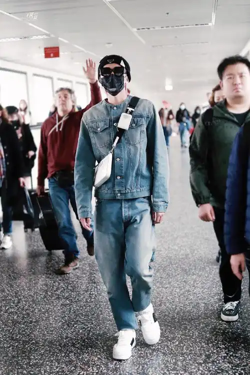 蔡徐坤港风机场街拍##蔡徐坤米兰时装周