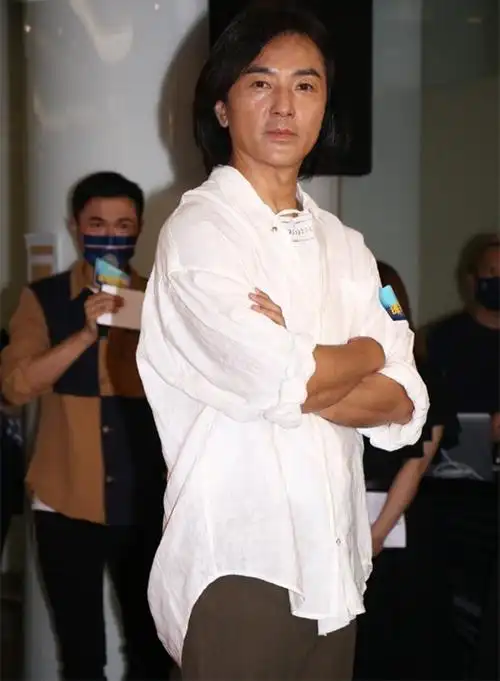 54岁郑伊健久违现身,穿6千厚底鞋留中长发,称将赴日本与妻团聚插图1