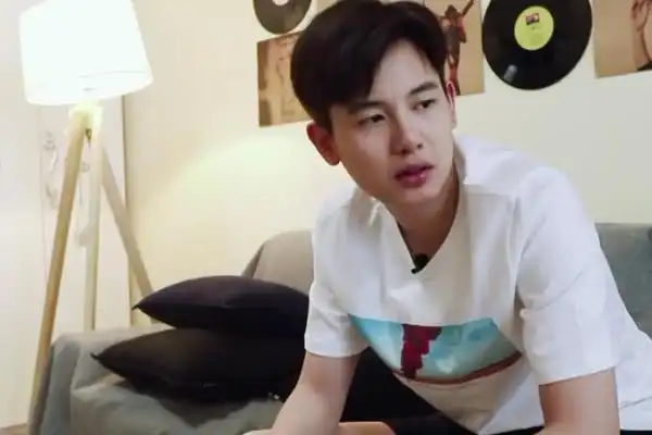 节目组提供1万元当生活费,胡先煦王彦霖表情不一,网友:差距啊