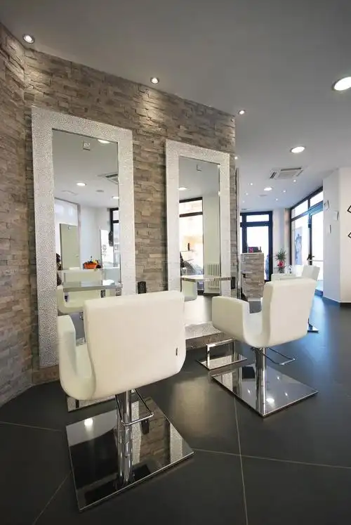 高档理发店门面现代室内装修效果图片