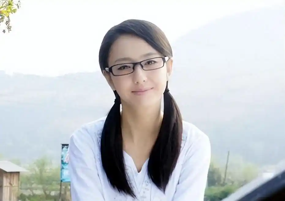 佟丽娅还是影视圈里的一个小透明,甚至连她递出的简历都屡次被剧组退