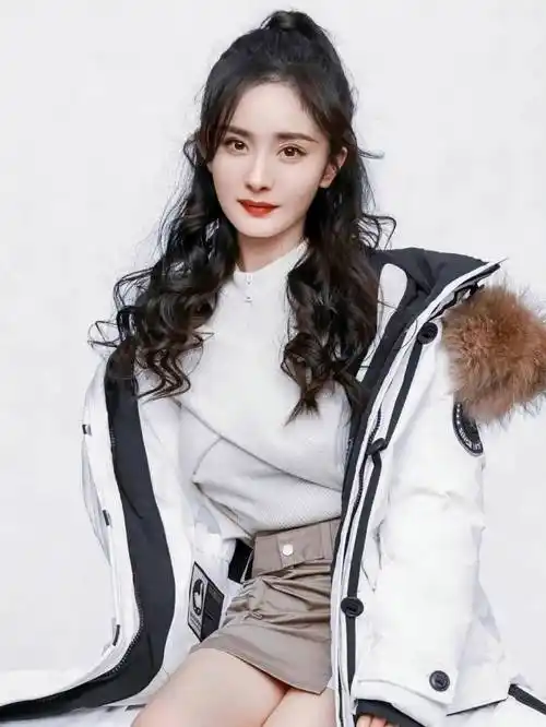 躲在羽绒服里面的杨幂,眼神里带着光.这是2021年波司