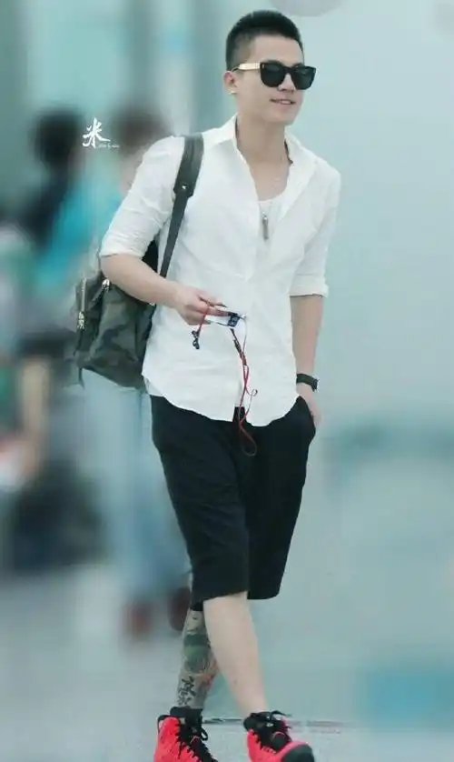 欧豪健身晒肌肉硬照菱角分明胡彦斌的减肥方法就不一样了