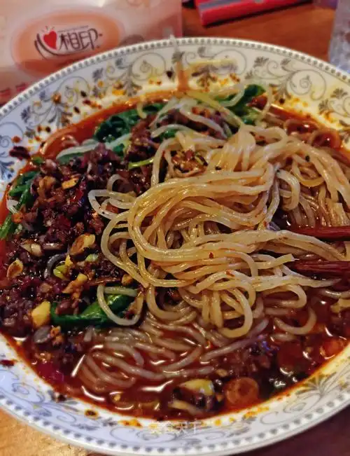 劲爆地道川辣子酸辣粉