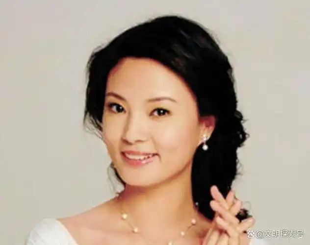 因为刘芳菲她曾经是央视最厉害的女主持人之一,也曾在许多节目中与