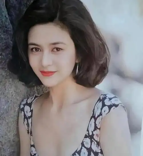 被90年代港风短卷发惊艳到了,这些明星个个时髦洋气,明艳动人!