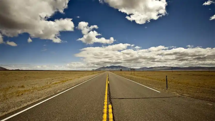 公路道路在路上背景图