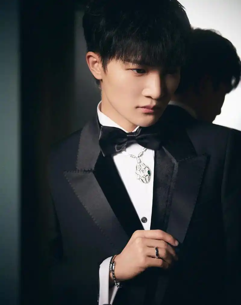 柿 周深  #北京国际电影节闭幕#  光影大片释出.眼神有戏,眸中闪烁.