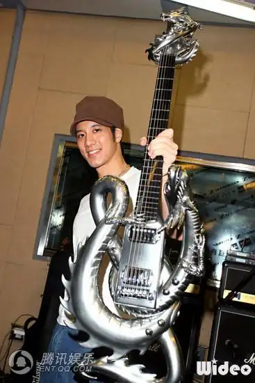 王力宏摇滚秀琴技 "龙形吉他"现身怒吼