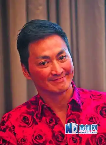 明星上两会陈小春抢麦何家劲沉默