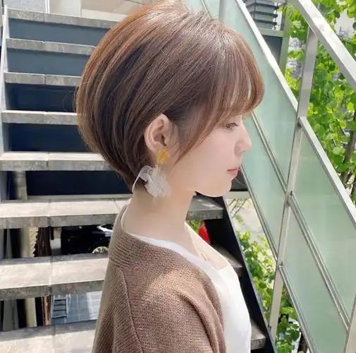 今年流行"四好"层次短发,立体蓬松很精致,适合大多数女性|发型|减龄