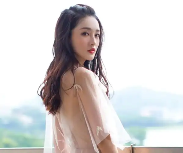 李沁个人资料简介,邓伦李沁否认恋情被曝夜晚约会酒店