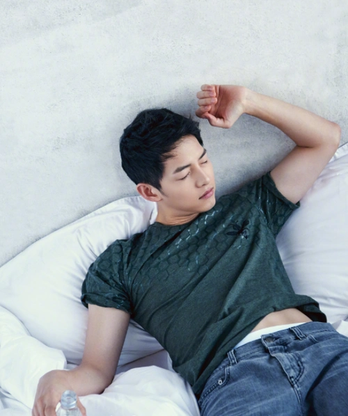 宋仲基参加单身活动穿健身衣秀搓衣板腹肌真替宋慧乔后悔