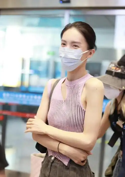 金晨漂亮却瘦得惹人"心疼",在路人镜头下,依旧很亮眼