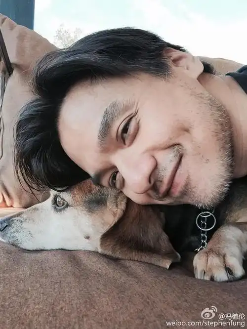 冯德伦和狗狗亲昵啵啵 网友:小心女友吃醋